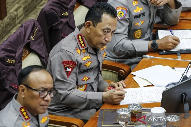 Baca Saja : Komisi III Sepakat Polri Tetap di Bawah Presiden, Revisi UU Polri Segera Dibahas